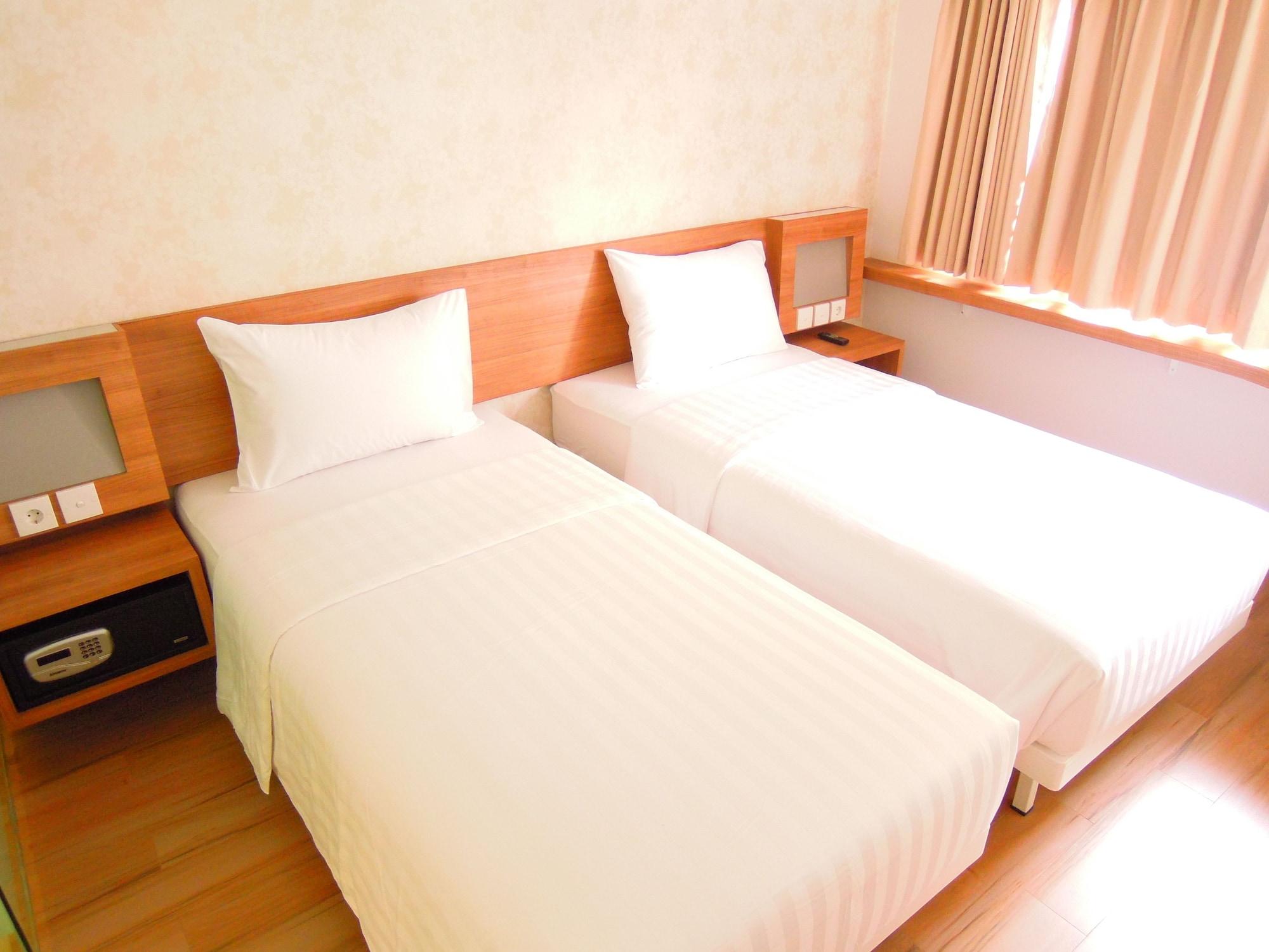 Whiz Hotel Cikini Jacarta Exterior foto