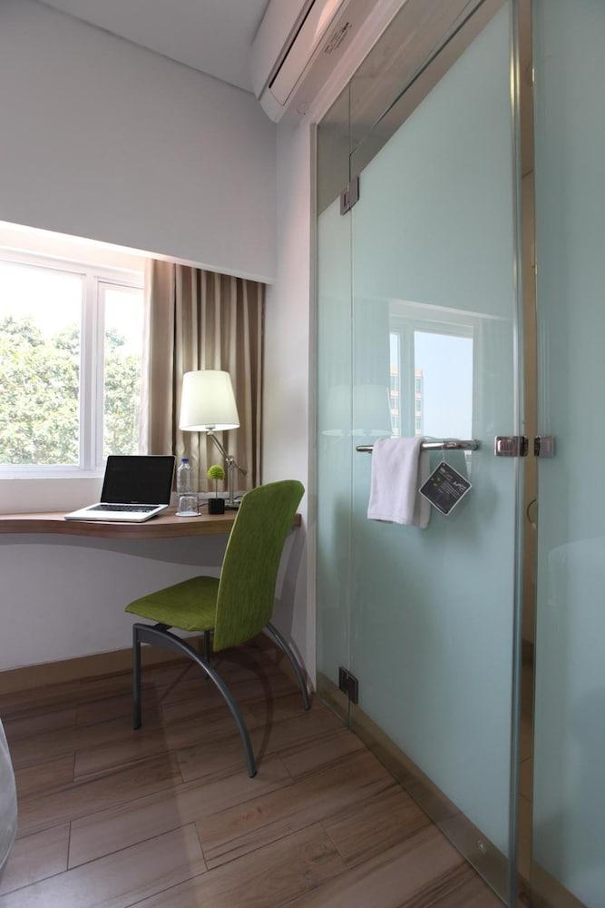 Whiz Hotel Cikini Jacarta Exterior foto