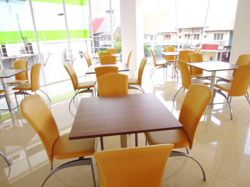 Whiz Hotel Cikini Jacarta Exterior foto