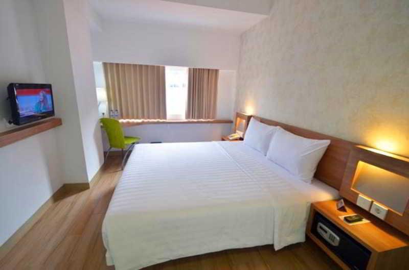 Whiz Hotel Cikini Jacarta Exterior foto