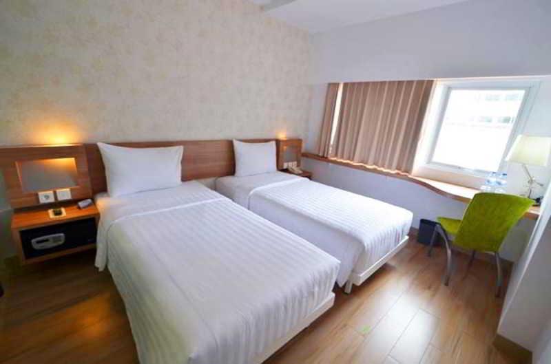 Whiz Hotel Cikini Jacarta Exterior foto