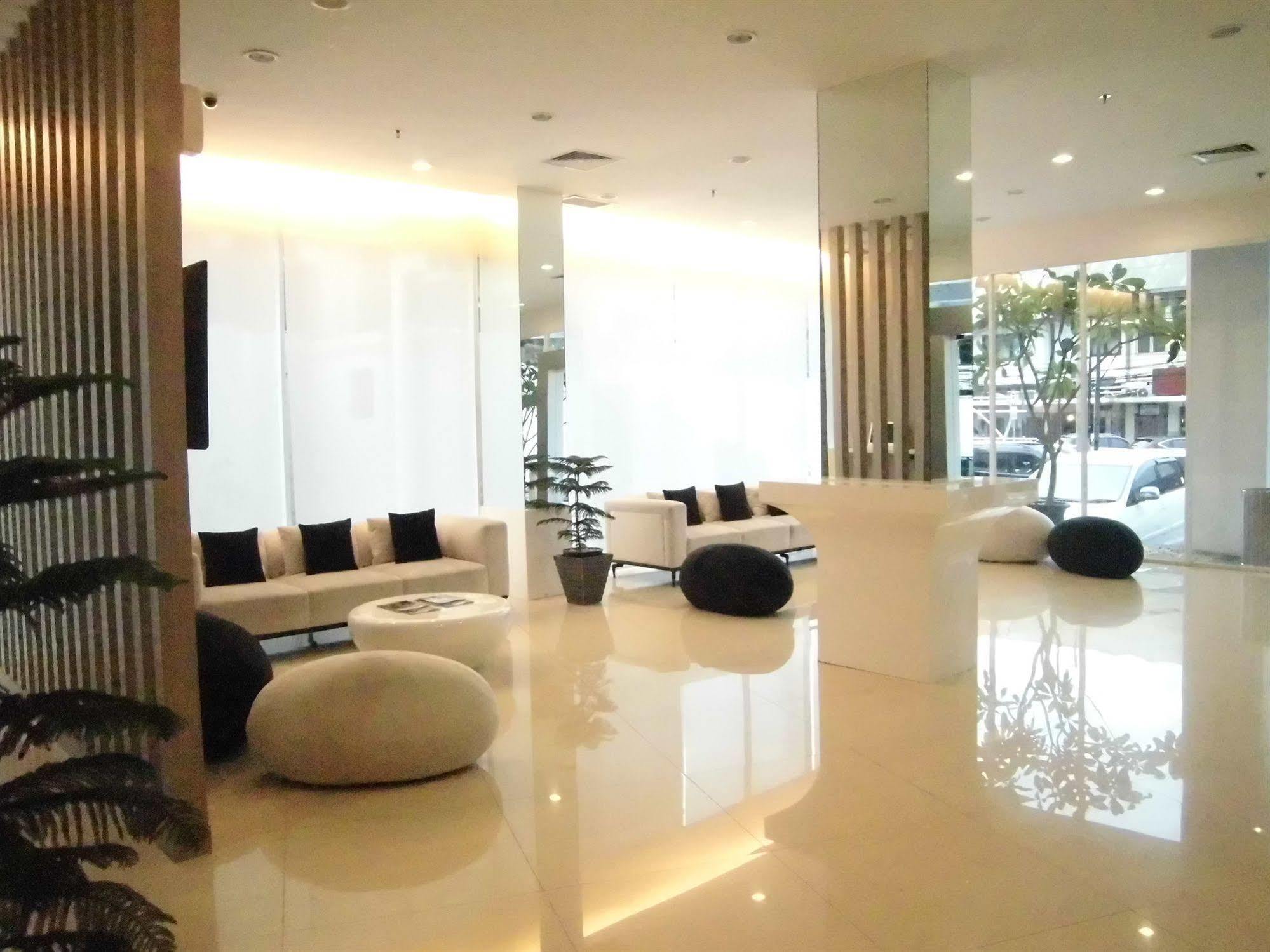 Whiz Hotel Cikini Jacarta Exterior foto