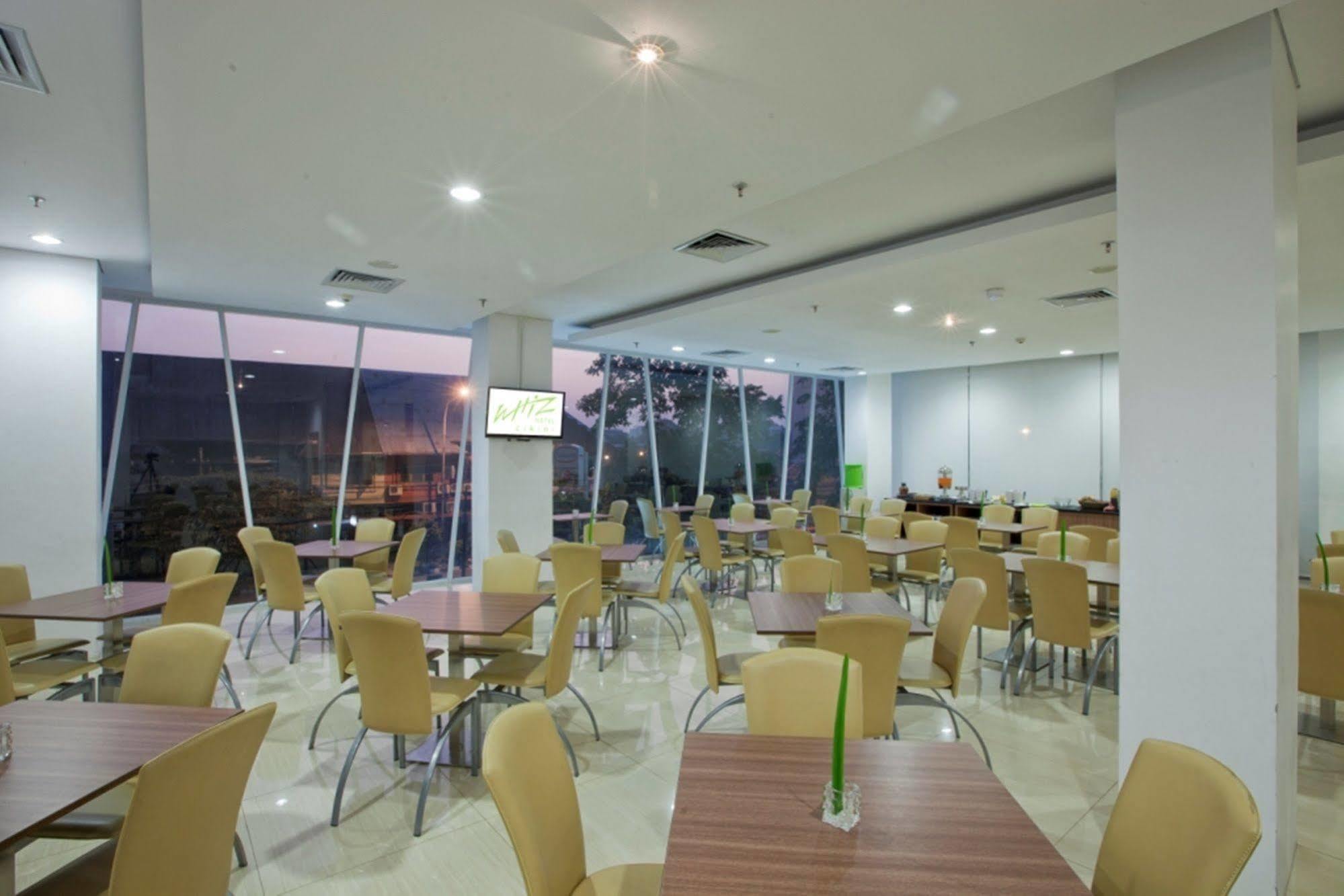 Whiz Hotel Cikini Jacarta Exterior foto